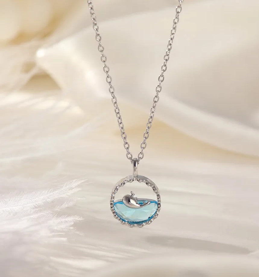 [1 PIECE] Swimming Whale Necklace